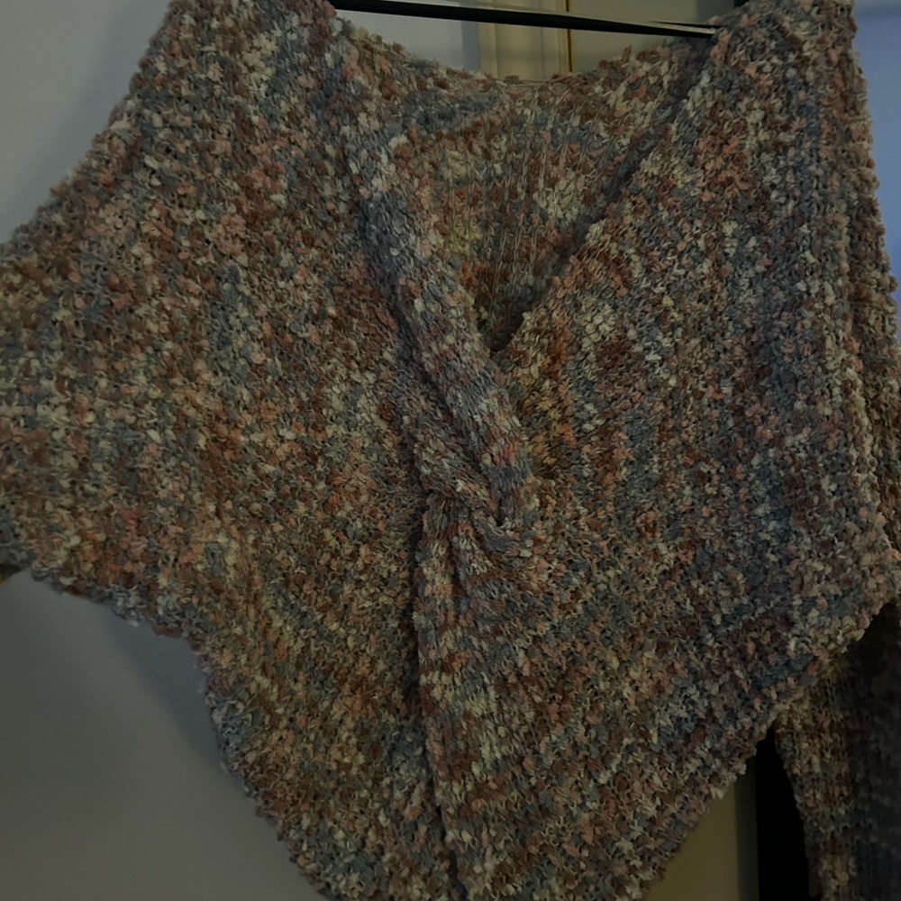 Cold shoulder w/ knot back popcorn sweater